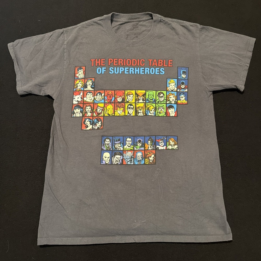 DC COMICS PERIODIC TABLE OF SUPERHEROES GRAY SHORT SLEEVE MENS MEDIUM